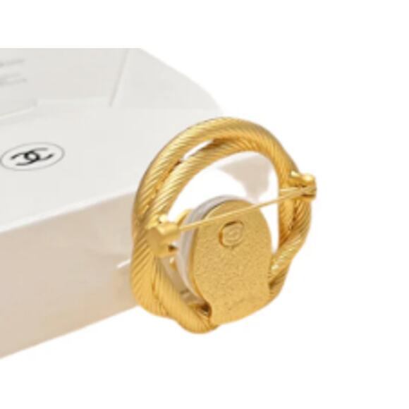 Chanel Gold Twist Wreath Brooch with Pearl CC Autumn/Pre-Fall 2023 (CCXX010) - Picture 2 of 4